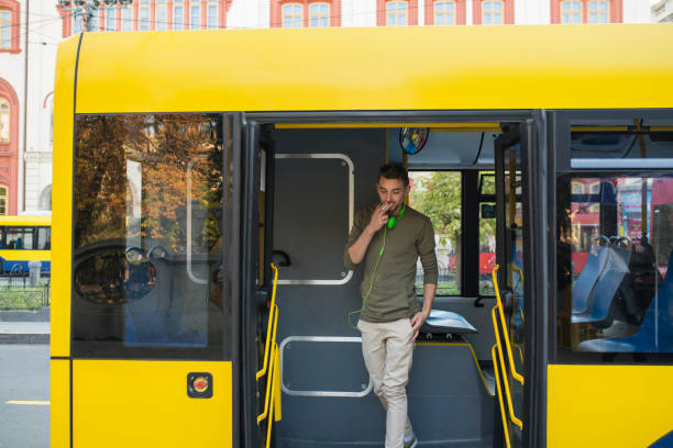 fin del viaje - bus door fotografías e imágenes de stock