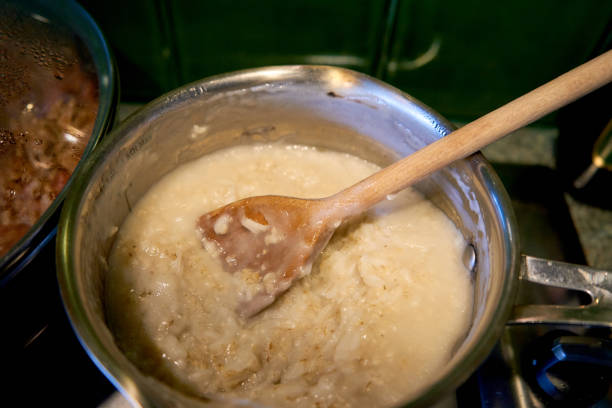 potenciômetro do oatmeal com colher de madeira. feche acima - oatmeal heat bowl breakfast - fotografias e filmes do acervo