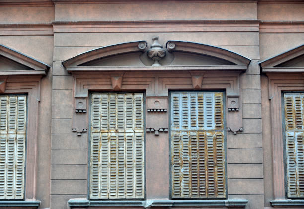 finestra con tende arruggivate, blu, metalliche chiuse - wood shutter rusty rust foto e immagini stock