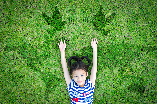 Día de paz mundial y el concepto de día internacional de paz con un niño mente pacífica descansando en un ambiente natural limpio en el mapa del mundo del césped verde ecológico y paloma photo