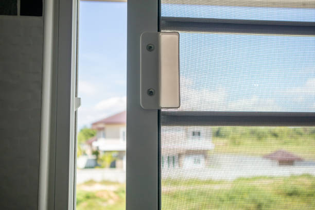 abra la pantalla de alambre de mosquitera en la protección de la ventana de la casa contra los insectos - netting fotografías e imágenes de stock