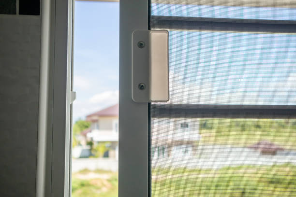tela de fio aberta da rede de mosquito na proteção da janela da casa contra o inseto - netting - fotografias e filmes do acervo