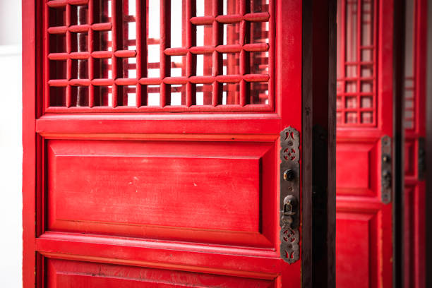 traditionelles holzfenster in china - shanghai temple door china stock-fotos und bilder