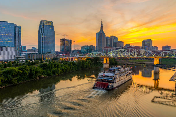 Nashville Tennessee Skyline at Night Nashville Skyline at Night paddleboat stock pictures, royalty-free photos & images