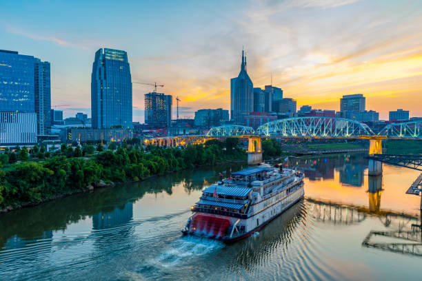 skyline di nashville tennessee di notte - cumberland river foto e immagini stock