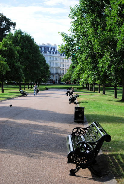 vicinity of kensington gardens and kensington palace (londres, angleterre) - kensington gardens photos et images de collection