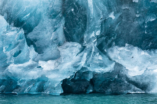 アラスカのプリンス・ウィリアム・サウンドで水に浮かぶ氷山の詳細。 - glacier alaska iceberg melting ストックフォトと画像