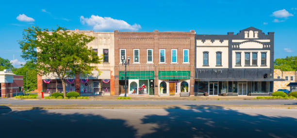 маленький город америка - главная улица магазины - west facade стоковые фото и изображения