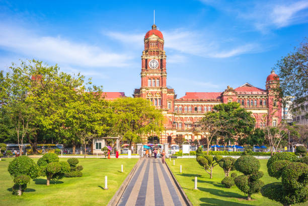 edificio dell'alta corte - yangon foto e immagini stock