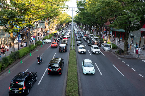 widok na aleję omotesando z mostu dla pieszych w lecie, tokio, japonia. - omotesando hills zdjęcia i obrazy z banku zdjęć