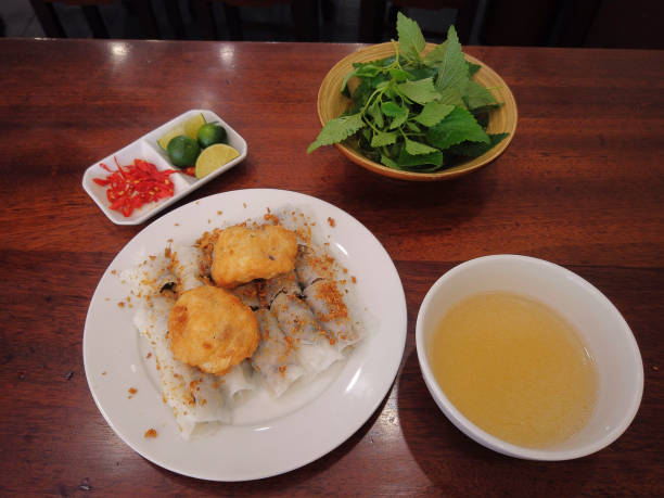 banh cuon (gefüllter pfannkuchen) oder gedämpfter gerollter reispfannkuchen in vietnam - rolled up rice food vietnamese cuisine stock-fotos und bilder