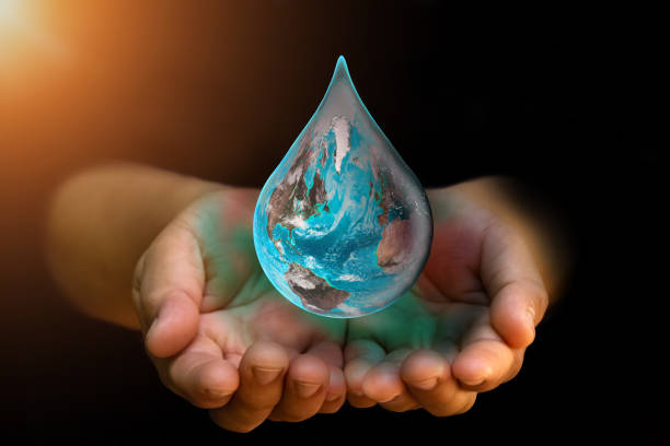 mundo de la tierra azul con agua goteando en dos manos a la espera de fondo negro abstracto. escasez de agua y concepto del día de la tierra o día mundial del agua. - purity fotografías e imágenes de stock