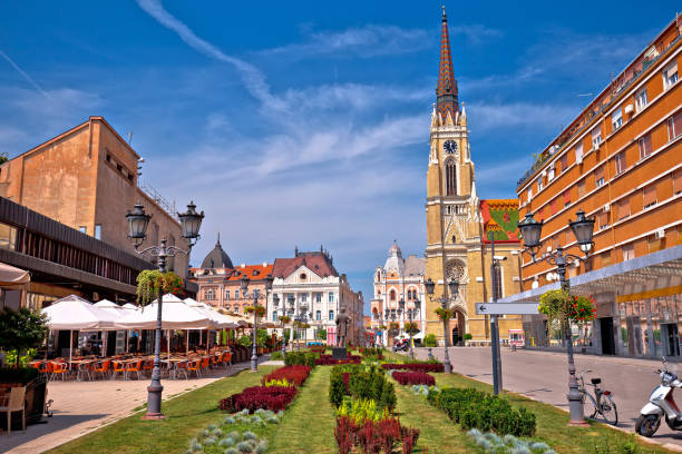 vue de rue de la place novi sad et de l'architecture, - travel destinations hill landscape house photos et images de collection