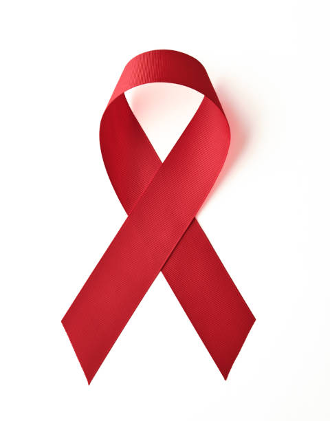 ruban rouge de conscience de sida sur le fond blanc - aids awareness ribbon photos et images de collection