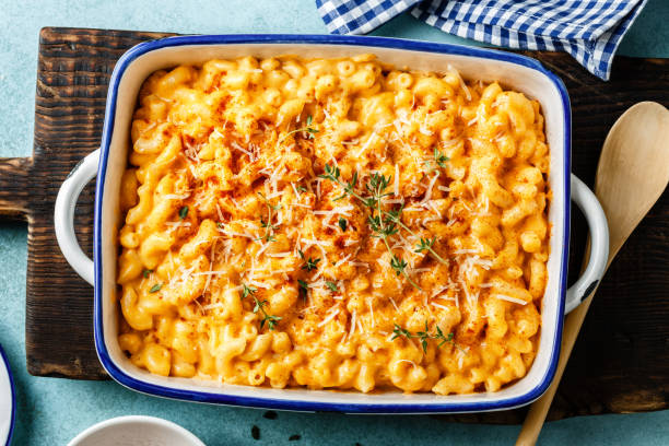 mac i ser. tradycyjny amerykański makaron makaronowy i sos serowy - macaroni cheese food staple casserole zdjęcia i obrazy z banku zdjęć