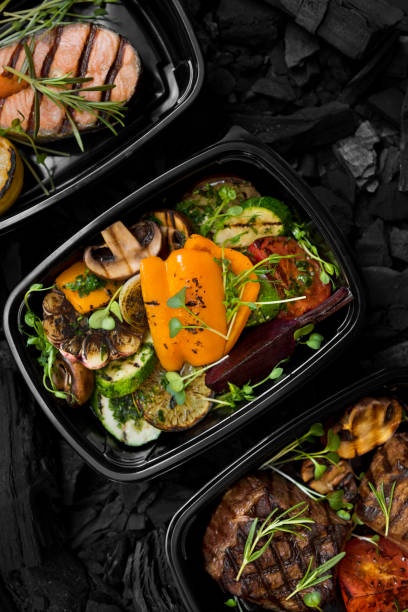 黒い箱に焼き野菜、肉、魚のクローズアップ - prepared fish fish grilled close up ストックフォトと画像