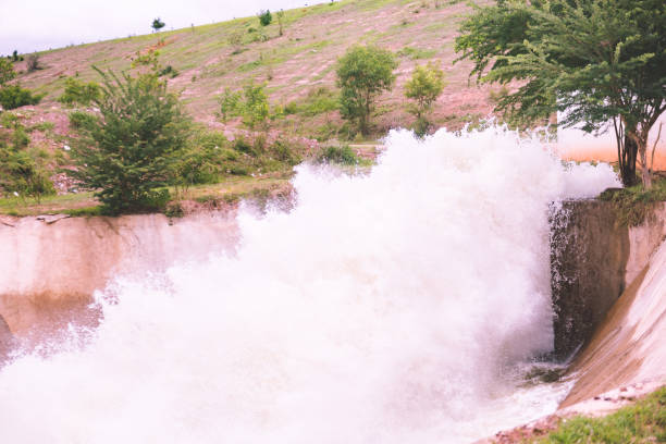 borrão de movimento da cachoeira do estouro da represa na estação chuvosa - miniature weir - fotografias e filmes do acervo