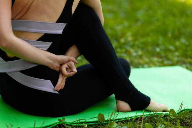 a mulher pratica a ioga na manhã no parque no ar fresco. pose de sage marichi iii - pose of sage marichi - fotografias e filmes do acervo