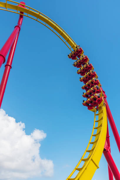 американские горки - rollercoaster carnival amusement park ride screaming стоковые фото и изображения