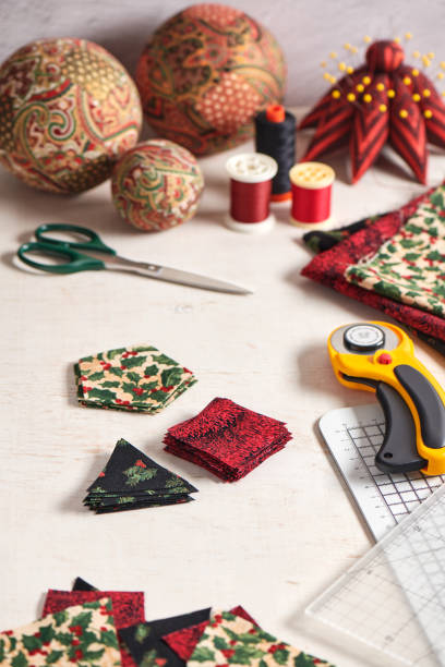 нарезанные стопки кусочков тканей, швейные аксессуары, традиционное лоскутное одеяло - christmas quilt craft patchwork стоковые фото и изображения