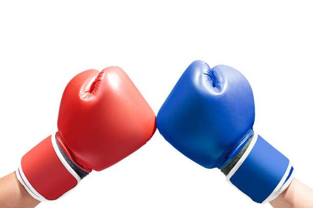 manos de dos hombres con guantes de boxeo azul y rojo - boxing combative sport defending protection fotografías e imágenes de stock