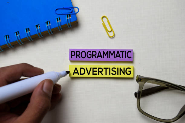 programmatic reklama tekst na karteczkach samoprzylepnych izolowanych na biurku - text bulletin board ideas concepts zdjęcia i obrazy z banku zdjęć