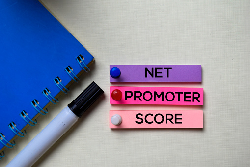 Net Promoter Score - Texto NPS sobre notas adhesivas aisladas en el escritorio de la oficina photo