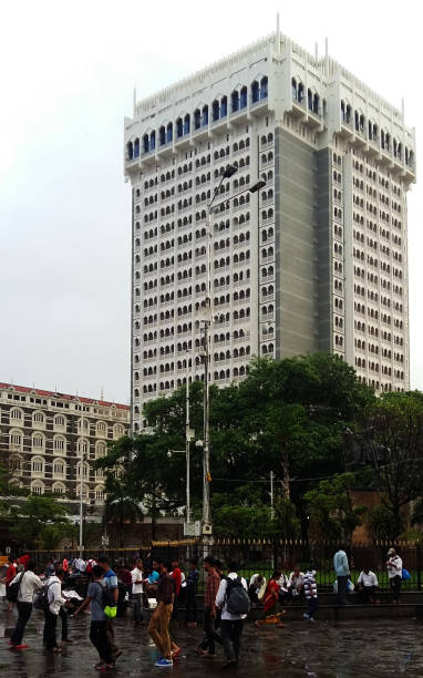 hotel taj mahal palace. é um dos lugares famosos para visitar em mumbai. - vertical gateway to india famous place travel destinations - fotografias e filmes do acervo