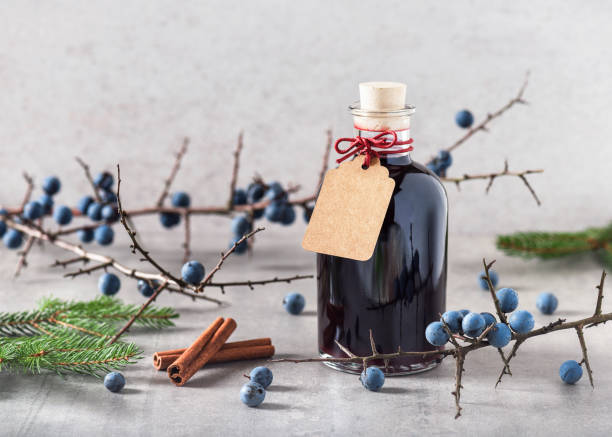 liquore in sloe fatto in casa in una bottiglia di vetro con biglietto d'auguri come piccolo regalo per natale. - fruit liqueur foto e immagini stock