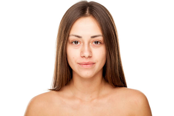 Retrato De Joven Hermosa Mujer Sonriente Sin Maquillaje Sobre Fondo Blanco Foto de stock y más banco de imágenes de Sin maquillaje - iStock Retrato De Joven Hermosa Mujer Sonriente Sin Maquillaje Sobre Fondo Blanco Foto de stock y más banco de imágenes de Sin maquillaje - iStock