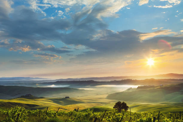 sunrise in tuscany, location: crete senesi - rolling landscape fotos imagens e fotografias de stock