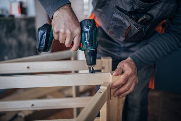 carpentry - using a cordless drill - screwdriver imagens e fotografias de stock