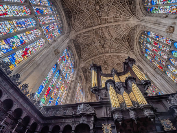 внутренний потолок часовни королевского колледжа в кембридже, англия - glass art stained window стоковые фото и изображения