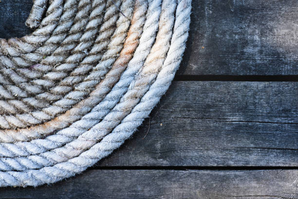 cuerda en un yate con detalles de madera - moored nautical equipment circle rope fotografías e imágenes de stock
