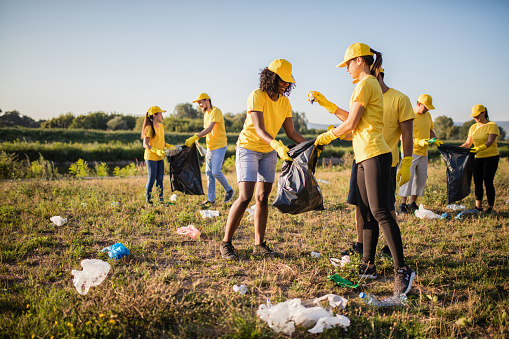 Voluntarios juntos recogen basura en el parque photo