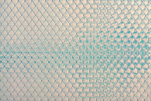 El pez sirena holográfica escala la textura iridiscente del cuero sintético photo