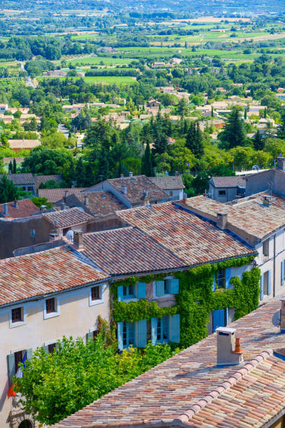 絵のように美しいフランスのプロヴァンスの田園地帯の家の屋根 - european culture provence alpes cote dazur france western europe ストックフォトと画像