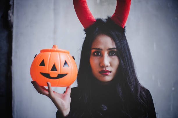 黒いドレスを着たハロウィーンの女性の肖像画は激しく見えます。 - 5545 ストックフォトと画像