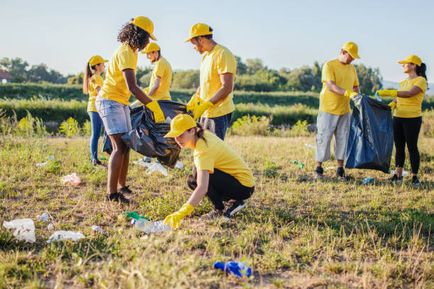 istock Volunteer together pick up trash in the park 1167569250