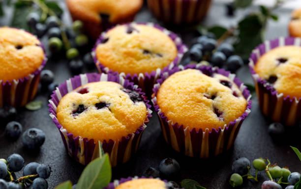 heidelbeer-muffins auf schwarzem hintergrund, nahaufnahme - breakfast close up vegetarian food nature stock-fotos und bilder