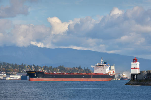 freighter brockton point burrard inlet - vancouver harbor imagens e fotografias de stock