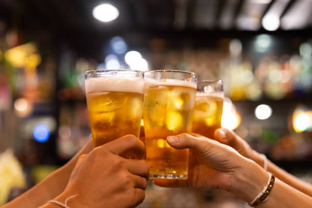 groupe d'amis heureux buvant et buvant la bière au restaurant de bar de brasserie - concept d'amitié avec des jeunes ayant l'amusement ensemble au pub de cru frais - foyer sur le verre de pinte moyen - beer photos et images de collection