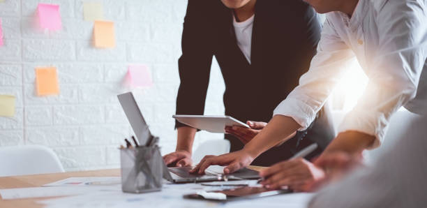 reunión de lluvia de ideas de trabajo en equipo y nuevo proyecto de startup en el lugar de trabajo, concepto de trabajo exitoso de calidad, efecto vintage. - computer creativity teamwork team fotografías e imágenes de stock