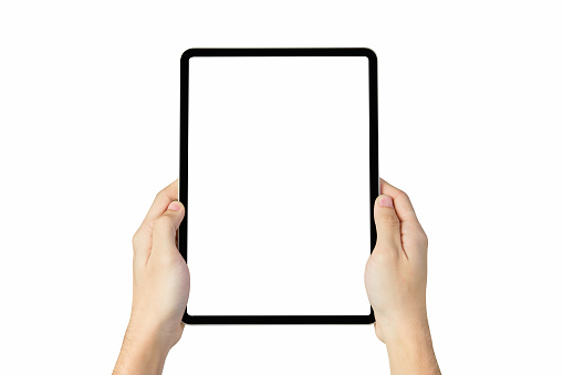 Ruta de recorte, mano sosteniendo la pantalla digital de la tableta en blanco en aislado. Tome su pantalla para poner en publicidad. photo
