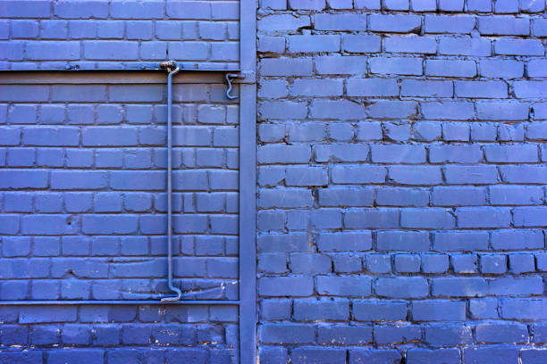 gefärbte lila ziegelwand mit häkeln - wall surrounding wall obsolete old stock-fotos und bilder