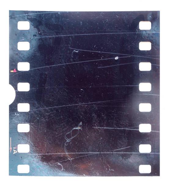 alt und vintage aussehend 35mm filmstreifen oder schnipsen mit kratzern auf weißem hintergrund - plastikmaterial fotos stock-fotos und bilder