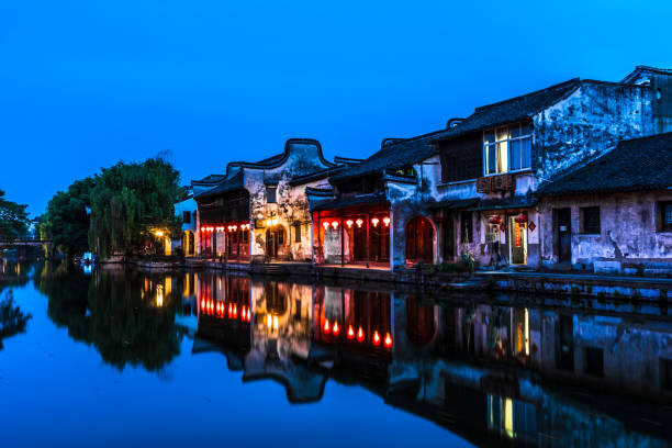 casas populares antigas ao longo do rio, cidade antiga de nanxun, china - window reflection - fotografias e filmes do acervo