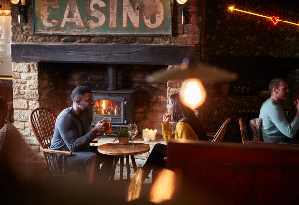 reunión de pareja para bebidas a la hora del almuerzo en pub inglés tradicional haciendo una tostada - english pub fotografías e imágenes de stock