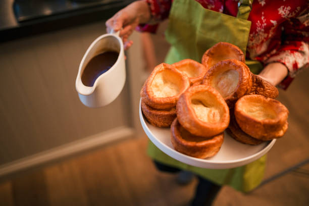 serwowanie jedzenia w domu - yorkshire pudding zdjęcia i obrazy z banku zdjęć