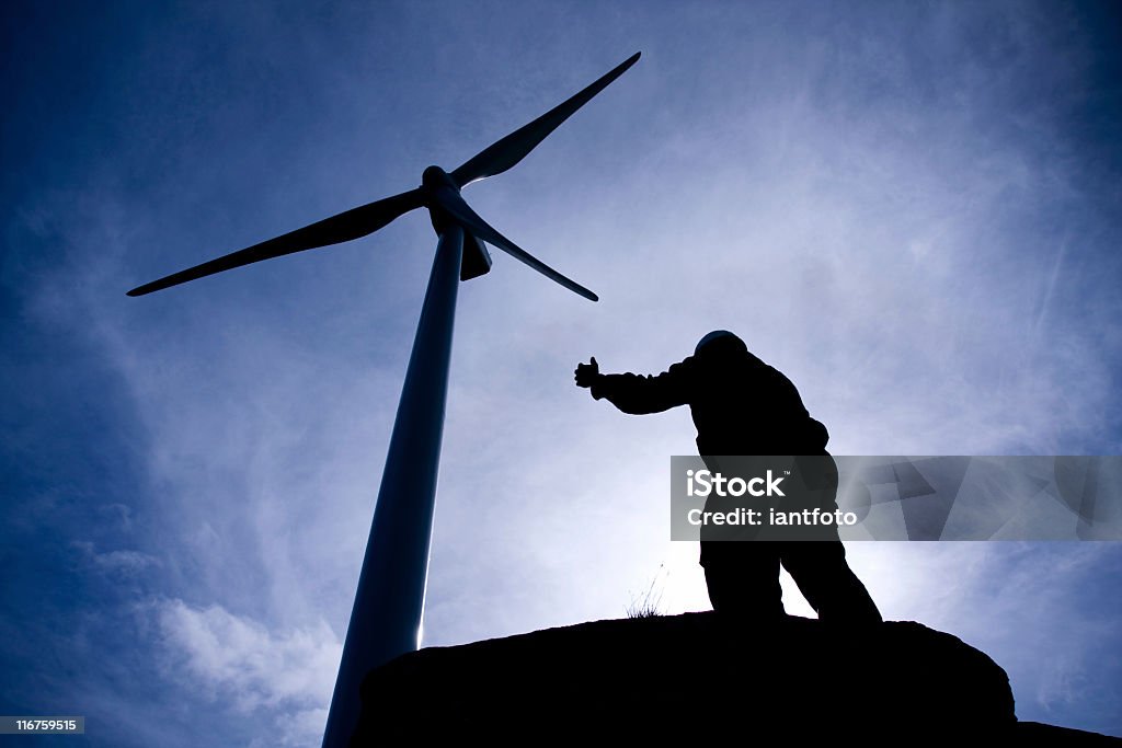 Ingeniero aumento de los brazos de una turbina de viento. - Foto de stock de Anemómetro libre de derechos